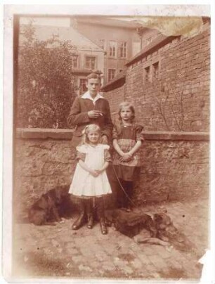 Foto zwei Kinder mit Hunden