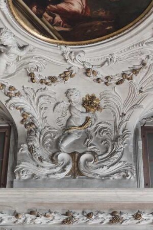 Putti — Putti als Allegorien der Jahreszeiten — Putto mit Füllhorn als Allegorie des Frühlings