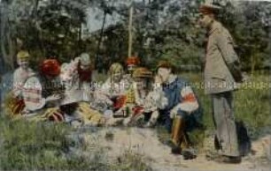 Deutscher Soldat schaut "feindlicher" Bevölkerung bei der Pause zu