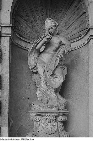 Nymphe : Nymphe. Sandstein; H. 250 cm (1928; G.Wrba und Werkstatt). Dresden: Zwinger, Nymphenbad