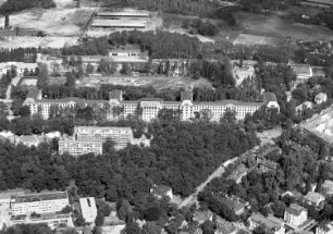 Dresden-Neustadt. Stauffenbergallee und Radeberger Straße. Blick über das Gebäude der Landesdirektion Sachsen (Stauffenbergallee 2). Luftbild-Schrägaufnahme nach Norden
