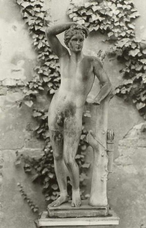 Apollo, mit der Hand auf dem Kopf