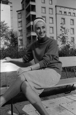 Neuverpflichtete Primaballerina beim Badischen Staatstheater Hildegard Schäfer.