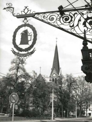 Dresden-Pieschen, Bürgerstraße 63. Rathaus Pieschen (1890/1891; R. Schilling, J. Gräbner). Ausleger (Schmiedeeisen) der Ratsherrenstuben. Blick gegen Markuskirche