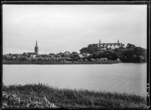 Plön. Stadtansicht mit Kirche und Schloss Plön über den Großen Plöner See