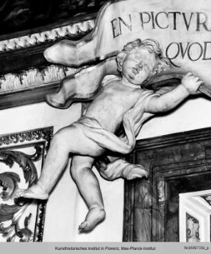 Stuckdekoration der Galleria Luca Giordano : Südöstliche Wand (Eingang) : Schriftenband tragende Putti