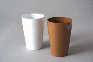 Großer Trinkbecher (Werkbundkiste Schönes Gerät aus Kunststoff, zwei Trinkbecher)