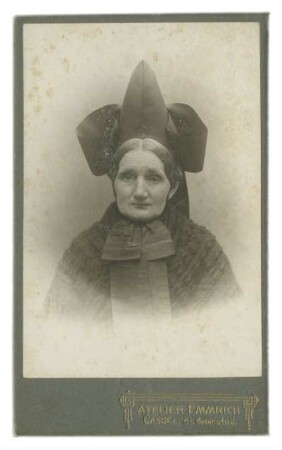 Portrait einer Frau in Tracht