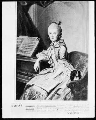Prinzessin Elisabeth von Braunschweig am Klavier