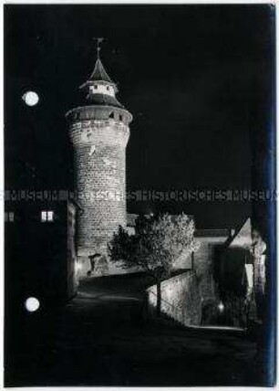 Nürnberg, Schöner Brunnen und Stadtpfarrkirche "Unserer lieben Frau" bei Nacht