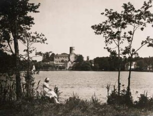 Mark Brandenburg Neumark. Die im Mittelalter errichtete Burg Lagow über den Lagower See gesehen