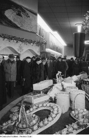 Besucher vor einem Messestand mit Obst in der Messehalle des Ausstellungslandes Bulgarien