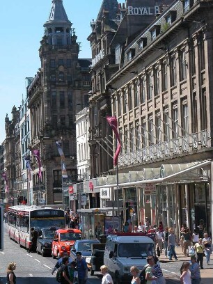 Geschäfte : Hauptgeschäftsstraße Princess Street. Aufgenommen im Juni 2005. Foto Uwe Gerig