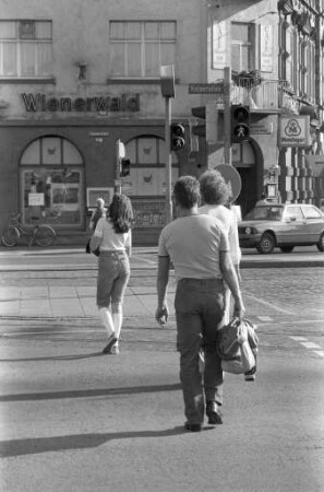Gaststätte "Wienerwald" und Café Schmidt in der Kaiserallee 69