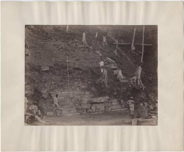 Mound 26, west side. Hieroglyphic staircase after uncovering. The structure of the steps is visible. (Upright pole: 3 feet long. With expedition members.)