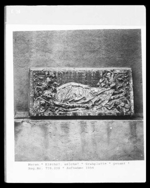 Grabplatte mit dem Relief eines Leichnams
