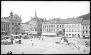 Tetschen. Markt mit Rathaus, Hotel Baum und Marktbrunnen : Tetschen. Markt mit Rathaus (1842; Johann Gottfried Gutensohn), Hotel Baum und Elbebrunnen (1907; Rudolf Weyr)