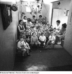 Kindergärten und Krippen; Spielplatzanlage Toeplerstraße, Holbeinstraße, Blasewitzer Straße, Schulkinder verlassen Kindergarten, Meußlitzer Straße Kinderkrippe, Kleine Friedensfahrt Kindergarten Toeplerstraße, Dinglingerstraße, Dürerstraße