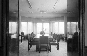 Breaza: Haus Zoldy, Konferenzzimmer, runde Fensterfront