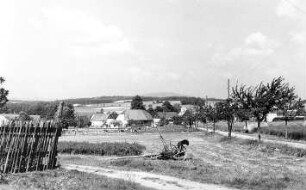 Großhennersdorf-Neundorf. Blick vom Windmühlengehöft auf das Dorf