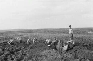 Zweiter Weltkrieg. Frontbilder. Sowjetunion. Angehörige der deutschen Wehrmacht beim Ausheben eines Schützengrabens. Im Hintergrund ein Dorf