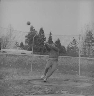 Mainz. Deutscher Leichtathletikverband. Hammerwerfer beim Training auf dem Sportplatz