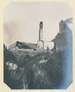 Foto von Häusern am Westrand von Ovillers(-la-Boisselle) mit Laufgraben davor