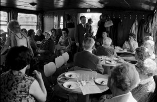 Ausflugsfahrt auf dem Rhein mit dem städtischen Motorschiff "Friedrich Töpper" für ältere, von der Arbeiterwohlfahrt, betreute Menschen.