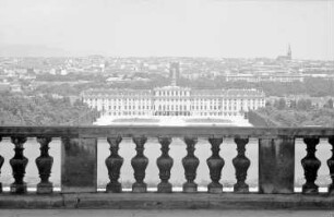 Schönbrunn: Schloss von der Gloriette aus, schwarz-weiß