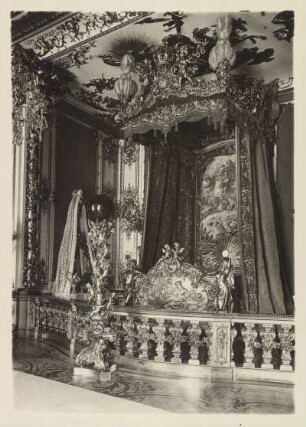 Oberbayern. Das kleine Schlafzimmer im, von 1878 bis 1886 im Stil des Neubarock erbauten Neuen Schloss Herrenchiemsee. Das prunkvolle Bett steht in einem Alkoven und ist durch eine niedrige Balustrade vom übrigen Raum getrennt.