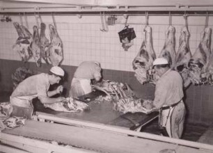 Aufhauen des Fleisches : Dresden. VEB Vereinigte Fleisch- und Wurstwerke. Aufhauen des Fleisches