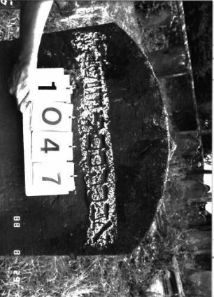 Grabstein 1047 (Index: 100098954) Maße HxBxT: 132x64x8 cm Symbolik: Levitenkanne: Grabstein 1047 (Detailaufnahme)