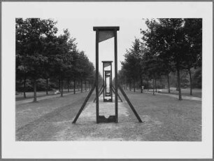 Installation "A View to the Temple" von Ian Hamilton Finlay in der Karlsaue, documenta 8, Kassel