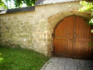 Altheim-Evangelische Kirche-Ansicht von Westen-Kirchhof im Südsüdwesten-Kirchhofmauer mit erhaltenem äußeren Torbogen des ehemaligen Kammertors (1723 abgetragen)