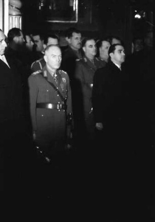 Chisinau: Zeremonie in der Kathedrale, Marschall Antonescu allein