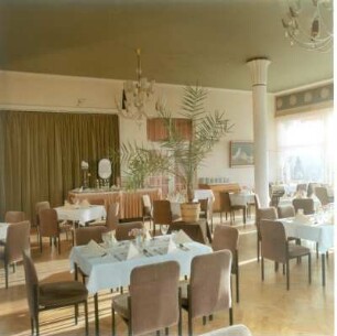Dresden-Weißer Hirsch, Bergbahnstraße 8. Luisenhof. Veranda mit eingedeckten Tischen
