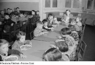 Kinder während des Essens