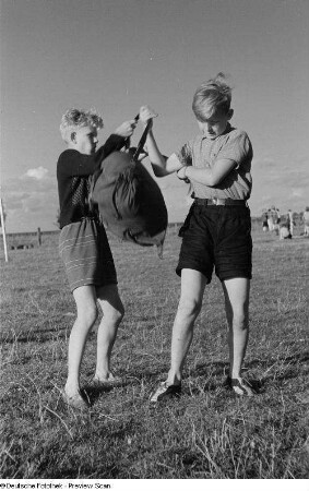 Zwei Jungen mit einem Rucksack