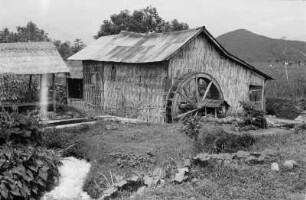 Alte Reismühle : Wasserbetriebene Mühle in einer Landschaft