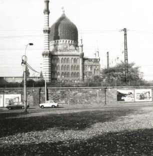 Hochgleisanlage (Stadtviadukt) der Eisenbahnstrecke Dresden Hauptbahnhof - Bahnhof Dresden-Neustadt. Abschnitt ohne Bahnbögen (Ostseite) zwischen Magdeburger Straße und Marienbrücke. Im Mittelgrund ehemalige Zigarettenfabrik "Yenidze" : Dresden-Altstadt, Könneritzstraße. Hochgleisanlage (Stadtviadukt) der Eisenbahnstrecke Dresden Hauptbahnhof - Bahnhof Dresden-Neustadt. Abschnitt ohne Bahnbögen (Ostseite) zwischen Magdeburger Straße und Marienbrücke. Im Mittelgrund ehemalige Zigarettenfabrik "Yenidze"