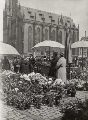 Würzburg. Wochenmarkt auf dem Marktplatz. Blick nach Nordosten gegen die Marienkapelle