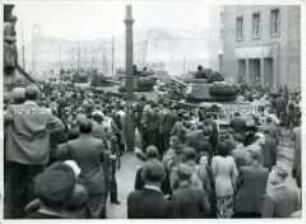Sowjetische Panzer in der Leipziger Straße am Haus der Ministerien