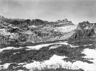 Im Gebirge : Blick über ein Gebirge