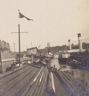 Meißen, Schiffe an der Anlegestelle mit elektrischem Kran, darunter ein Schleppdampfer