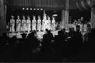 Berlin: Parade der "Vaterland Girls"