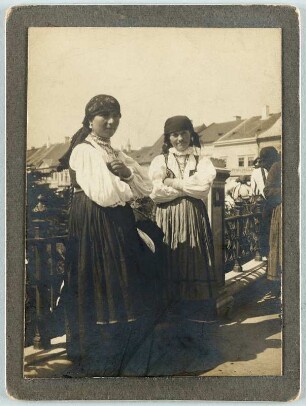 Zwei Serbinnen : Zwei Serbinnen in Tracht. Klausenburg (Cluj-Napoca / Rumänien), Markt