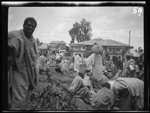 Addis Abeba (Äthiopien): Menschenmenge auf einem Platz zwischen niedrigen Häusern ("der Markt")
