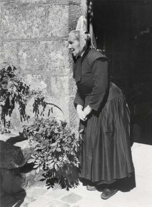 Alte Frau in ihrer Tracht, Locronan, Bretagne