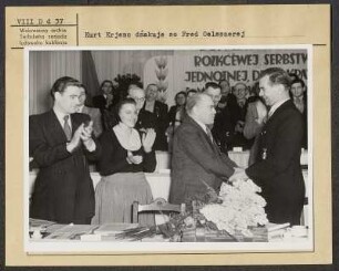 Auf dem III. Bundeskongress der Domowina in Bautzen. Kurt Krenz und Fred Oelßner. : Na III. Zwjazkowym kongresu Domowiny w Budyšinje. Kurt Krjeńc a Fred Oelsner.