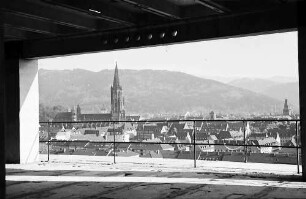 Freiburg: Blick vom Dach des Chemischen Institutes auf Stadtkern und Münster